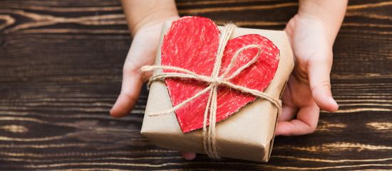 Kinderhände halten ein Geschenk