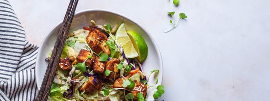 Knuspriger Tofu auf Salat mit Essstäbchen