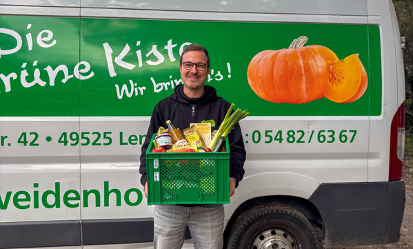 Obst, Gemüse und weitere Produkte in einer Kiste. 