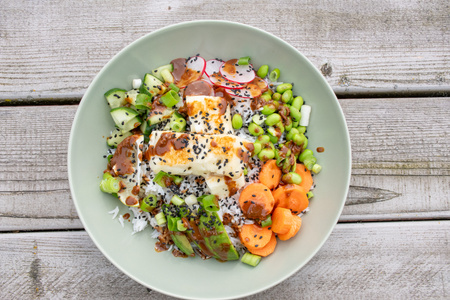 Bowl mit Gemüse auf Holztisch