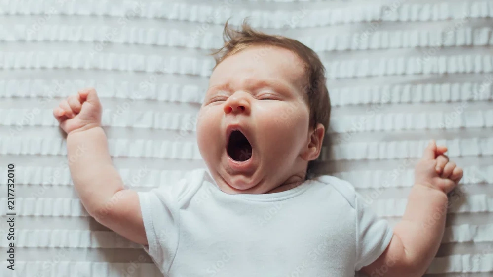 Baby gähnt