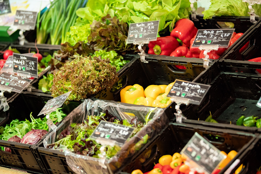 Auswahl von Gemüse im Bio-Hofladen Weidenhof.