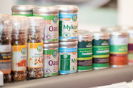 Gewürze im Hofladenregal