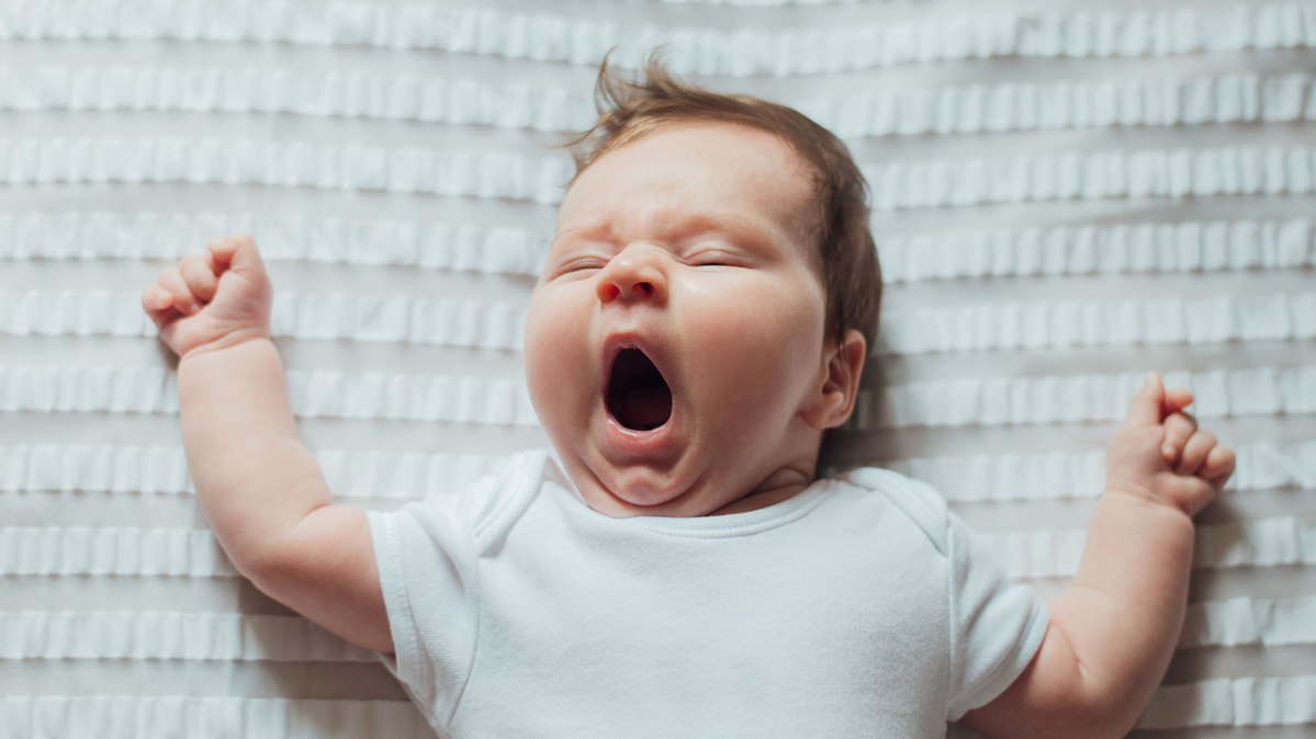 Baby gähnt