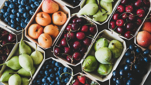 Frisches Obst in Pappschalen