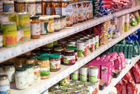 Bunte Vielfalt von Naturkost im Regal