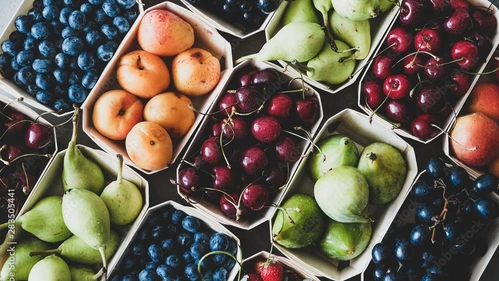 Frisches Obst in Pappschalen
