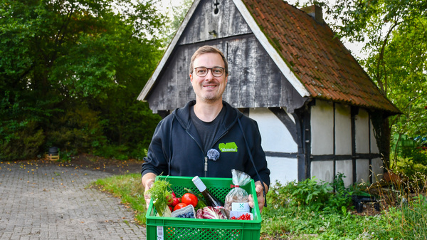 KI generiert: Ein Traktor transportiert Arbeiter und Salatsetzlinge auf einem Feld.
