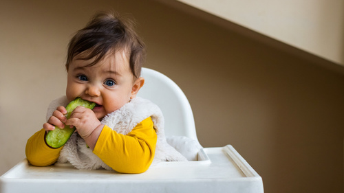 Baby mit Gurke