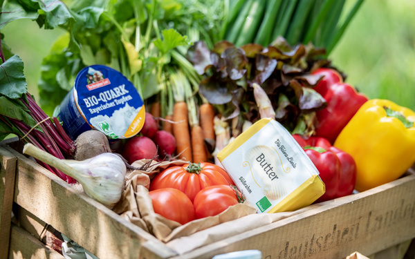 Obst, Gemüse und weitere Produkte in einer Kiste. 