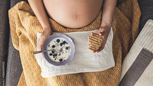Schwangere Frau mit Müsli