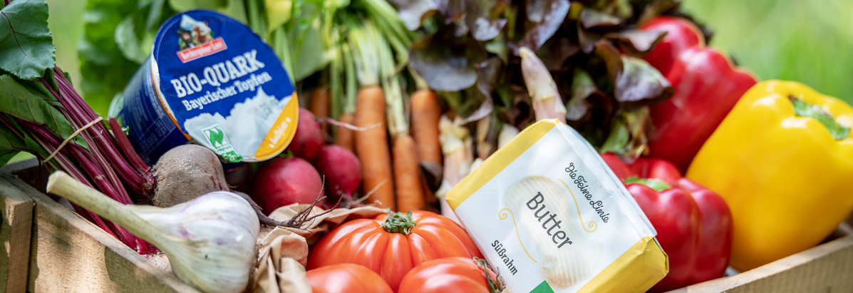 KI generiert: Frisches Gemüse mit Bio-Quark und Butter in einer Holzkiste.