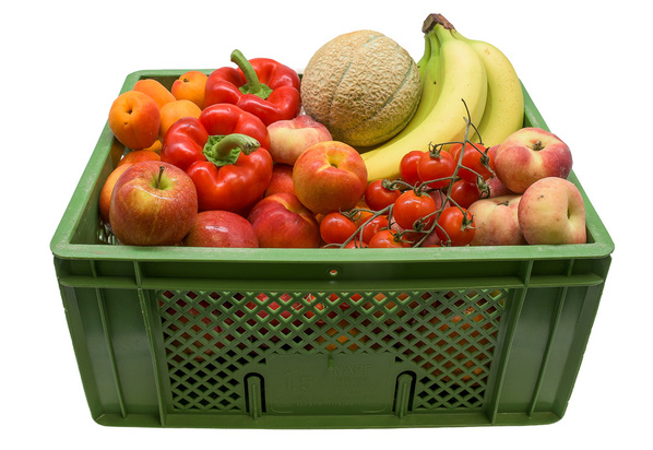 KI-generierte Beschreibung: Grüner Korb mit frischem Obst wie Äpfeln, Birnen, Trauben und Pfirsichen.