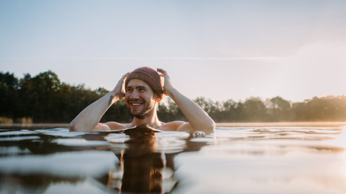 Junger Mann badet in See