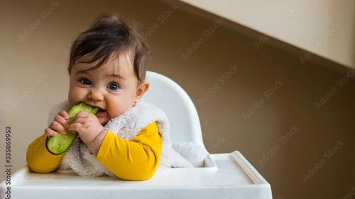 Baby mit Gurke